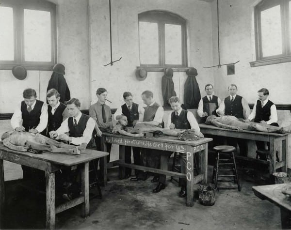 מעבדה בקולג' לרופאים של פילדלפיה, 1908. 