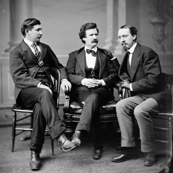 הסופר מארק טוויין (במרכז) יחד עם הסופר ג'ורג' אלפרד טאונסנד והעורך דיוויד גריי ב-1871. צילום: ספריית הקונגרס 
