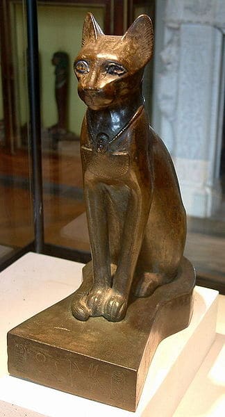 פסל מצרי של חתול מזהב וברונזה המוצג במוזיאון הלובר בפריז. צילום: גיום בלנשרד 