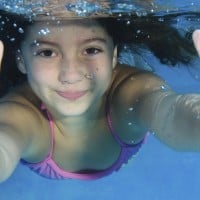 ילדה בבריכה