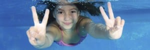 ילדה בבריכה