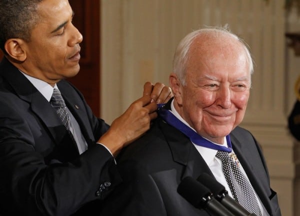 נשיא ארה"ב ברק אובמה מעניק לצייר ג'ספר ג'ונס את מדליית החירות הנשיאותית ב-2011. צילום: גטי אימג'ס
