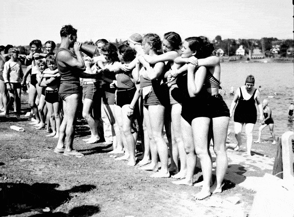 שיעור שחייה בגרין לייק שבארה"ב 1936. צילום: הארכיון העירוני של סיאטל