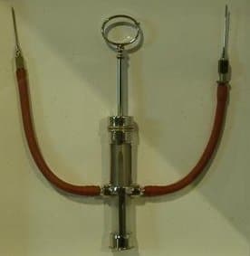 מזרק ממלחמת העולם השנייה שהשתמשו בו כדי לבצע עירוי דם. 