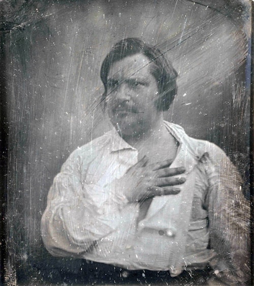 אונורה דה בלזק בתצלום דאגרוטיפ שצילם לואי-אוגוסט ביסון (Bisson) ב-1842. בלזק נהג לכתוב בשעות הקטנות של הלילה.