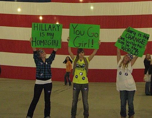 צעירות תומכות בהילרי קלינטון בבחירות המקדימות לראשות המפלגה הדמוקרטית בארה״ב, 2008. צילום: Talk About 