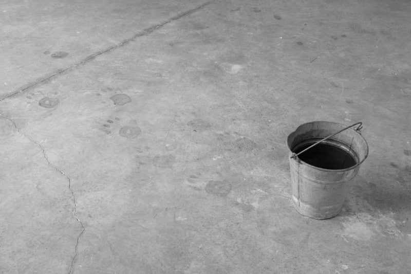 לטיפה אשקש, ללא כותרת (אצל הבטקו שלנו מכנו) 2013, דלי וטביעות כף יד באדיבות האמנית וגלריה דביר. 