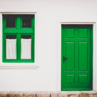 דלת וחלון ירוקים