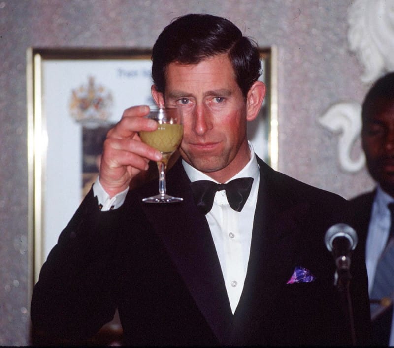 הנסיך צ׳ארלס שותה אלכוהול 
