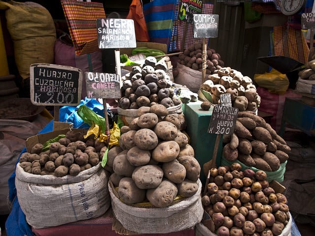תפוחי אדמה בשוק בארקיפה, פרו