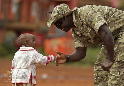 ילד מקבל חייל בקניה