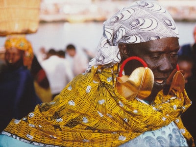 אישה עונדת עגילי זהב בשוק ב-Djenne, מאלי.