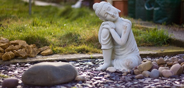 בודהה בחצר האחורית
