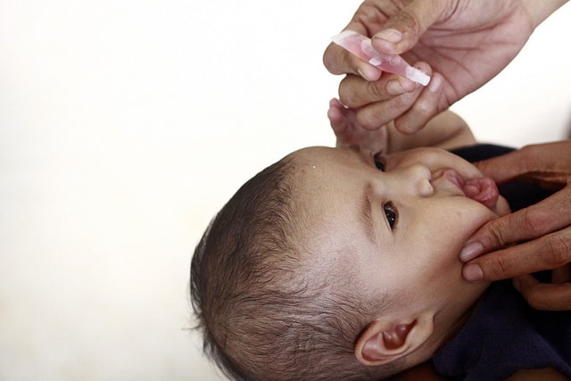 ילד מקבל חיסון דרך הפה