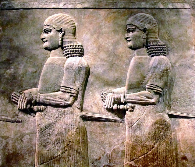 סריסים בתבליט מארמונו של סרגון השני (722-705 לפנה"ס).