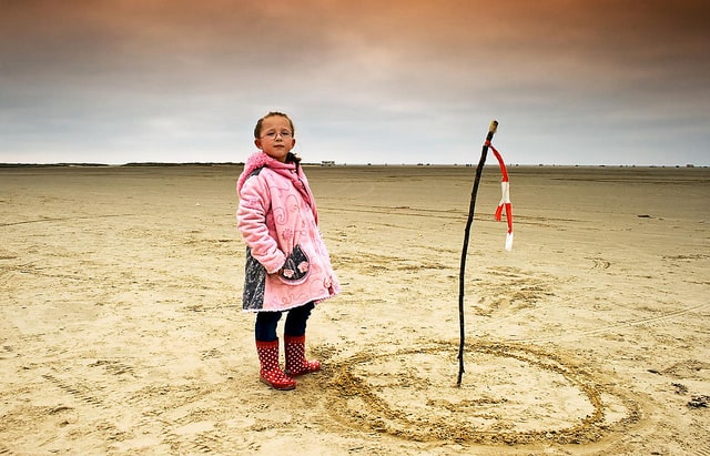 ילדה דנית על חוף הים