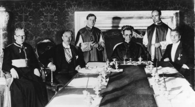 וג'ניו פאצ'לי, לימים האפיפיור פיוס ה-12, חותם על הסכם עם גרמניה הנאצית ב-1933.