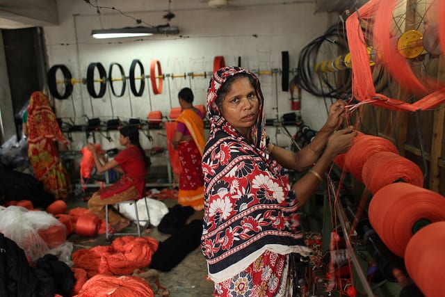 עובדות במפעל טקסטיל בבנגלדש