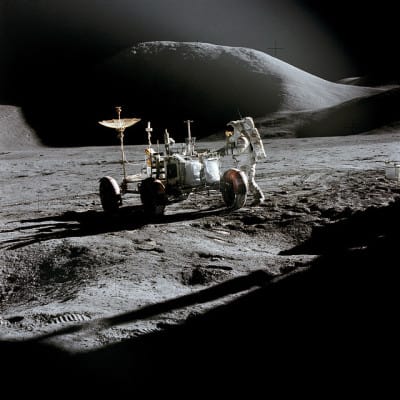 רכב השטח של אפולו 15 נוסע על הירח.
