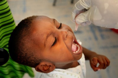 חיסון פוליו ילד דרך הפה
