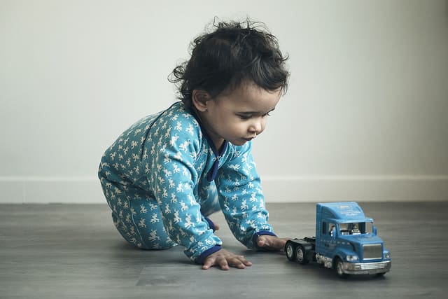 תינוק משחק עם משאית