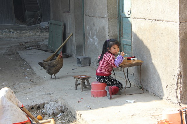 ילדה בכפר בסין