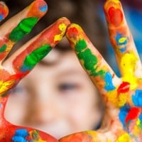 ידיים של ילד עם צבעים