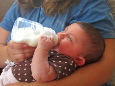 תינוק אוכל מבקבוק