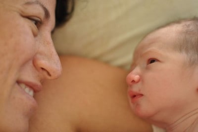 תינוק ואמו מביטים זה בזה