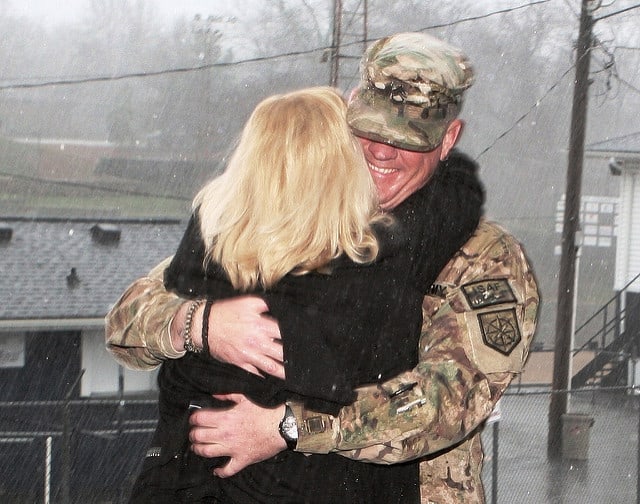 חייל אמריקני חוזר מאפגניסטאן ומתקבל על ידי אשתו.