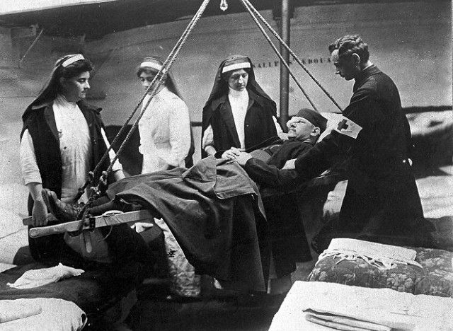 פינוי חייל פצוע במלחמת העולם הראשונה