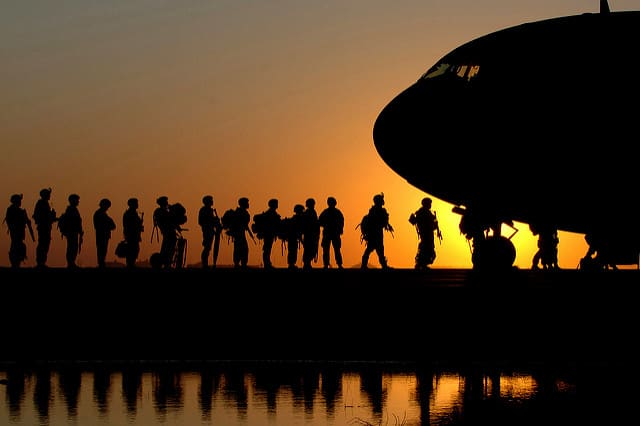 חיילים אמריקנים עולים למטוס. 