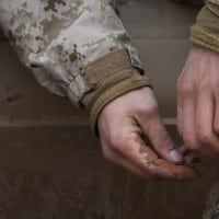חייל אמריקני קושר שרוכים באפגניסטאן