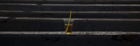 כוס מיץ עם קש בתל-אביב.
