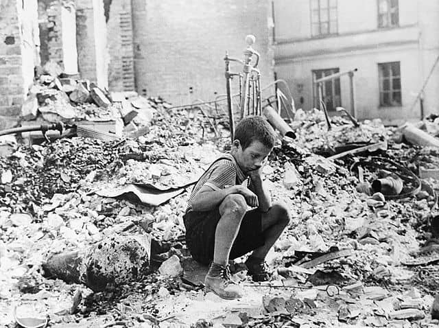 ילד פולני בחורבות ורשה 1939