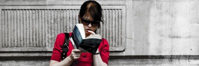 אישה צעירה קוראת ספר