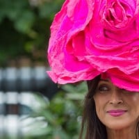 אישה בכובע ביום המלכותי באסקוט