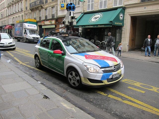 רכב מיפוי של גוגל ברחוב בצרפת