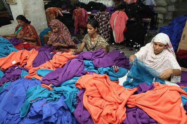נשים במפעל טקסטיל בבנגלדש
