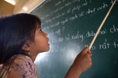 ילדה לומדת שפה, וייטנאם, ח'מר