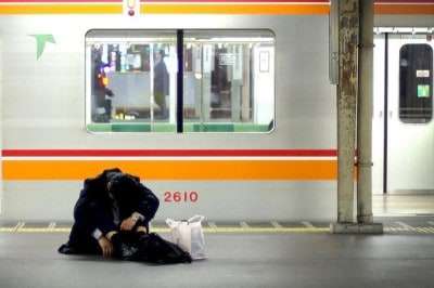 שכיר יפני, תחנת רכבת