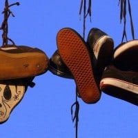נעלי התעמלות על חוט חשמל