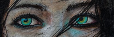 אירוניה, ציור קיר של בחורה עם עיניים ירוקות