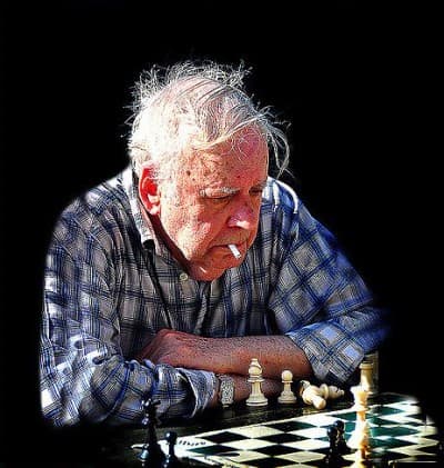 גבר זקן, מעשן, משחק שחמט