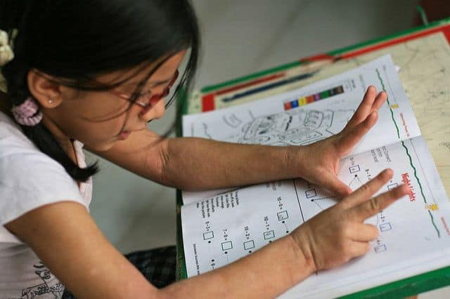 ילדה לומד חשבון, סופרת עם האצבעות