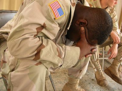 חייל אמריקני בוכה