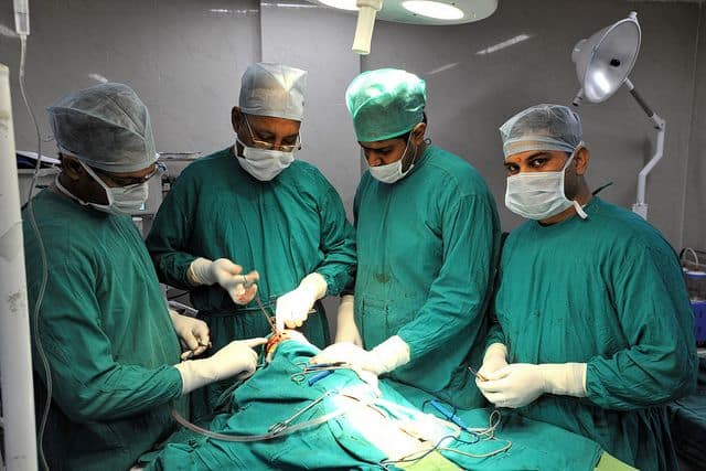 רופאים, ניתוח, הודו