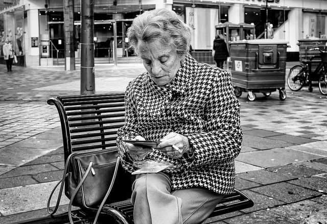 אישה זקנה, טבלט, קריאה
