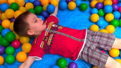 אוטיזם, ילד עם כדורים צבעוניים