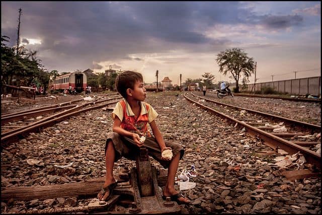 ילד, קמבודיה, שכונת עוני, פסי ברזל